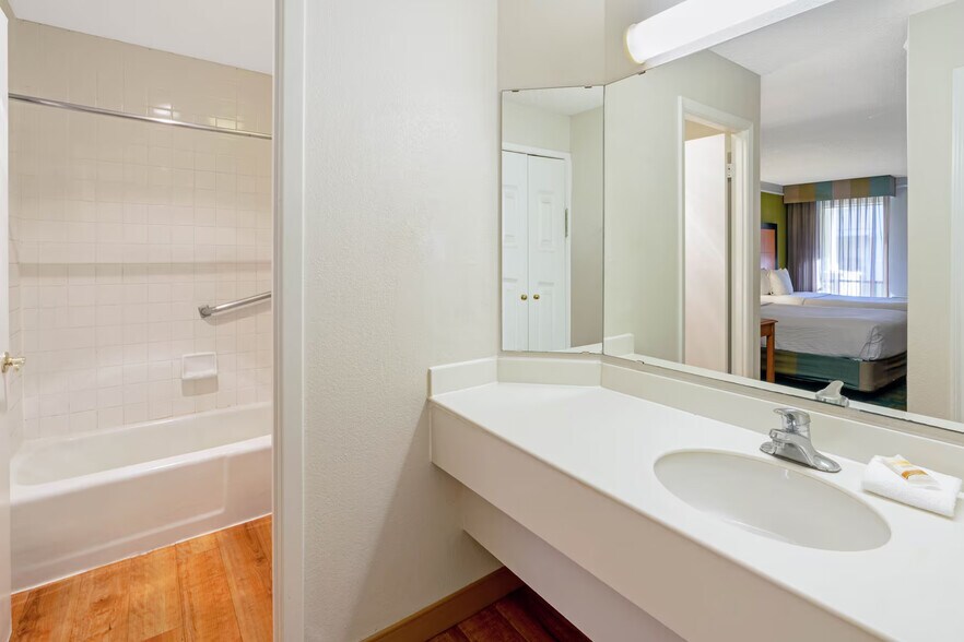 More Photos Of 2510 W Greenway Rd, Phoenix Hotel For Sale