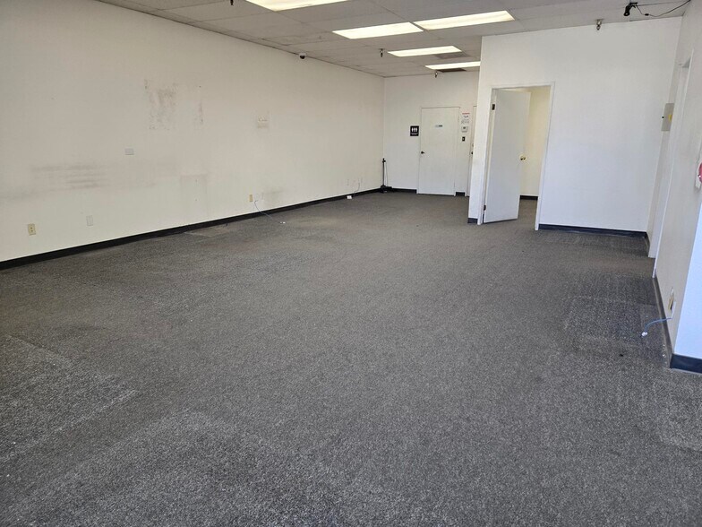 More Photos Of 12882 Pierce St, Pacoima Warehouse For Lease