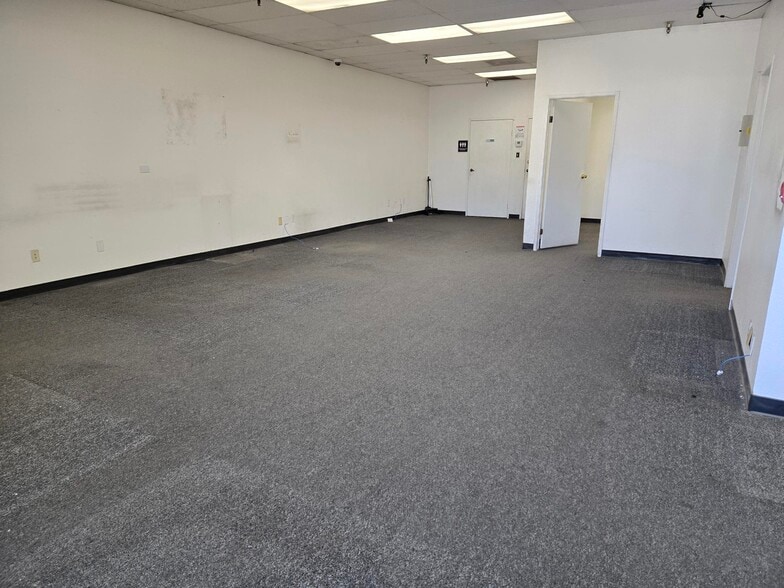 More Photos Of 12882 Pierce St, Pacoima Warehouse For Lease