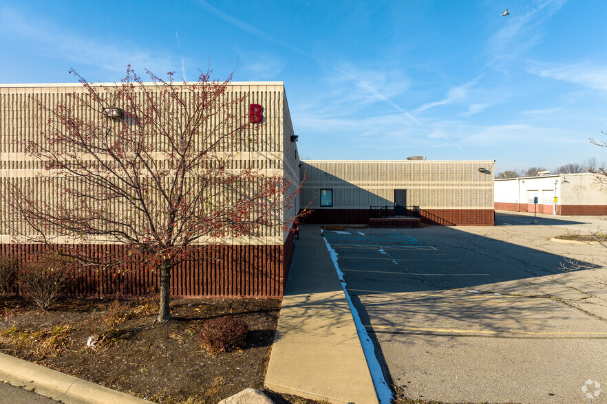 Primary Photo Of 34381 S Gratiot Ave, Clinton Township Showroom For Sale