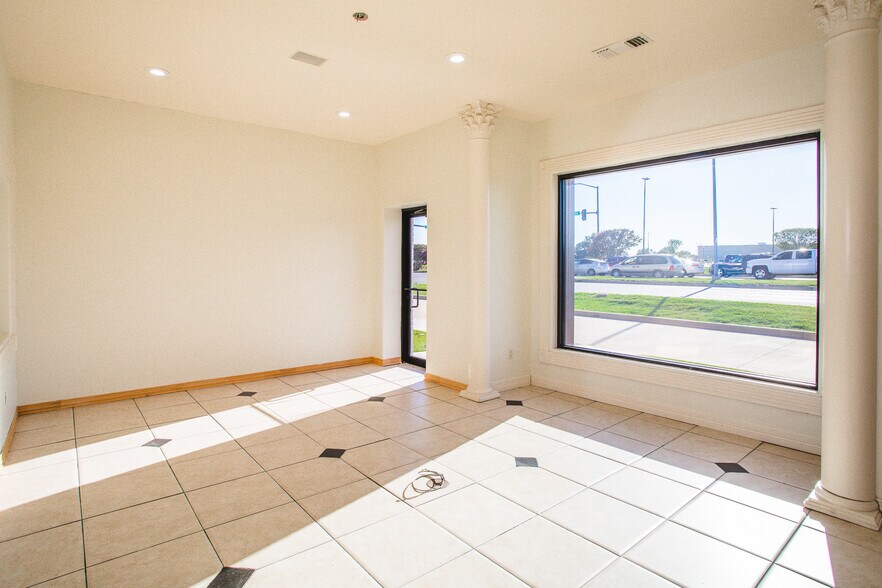 More Photos Of 1702-1708 N Commerce St, Ardmore General Retail For Lease