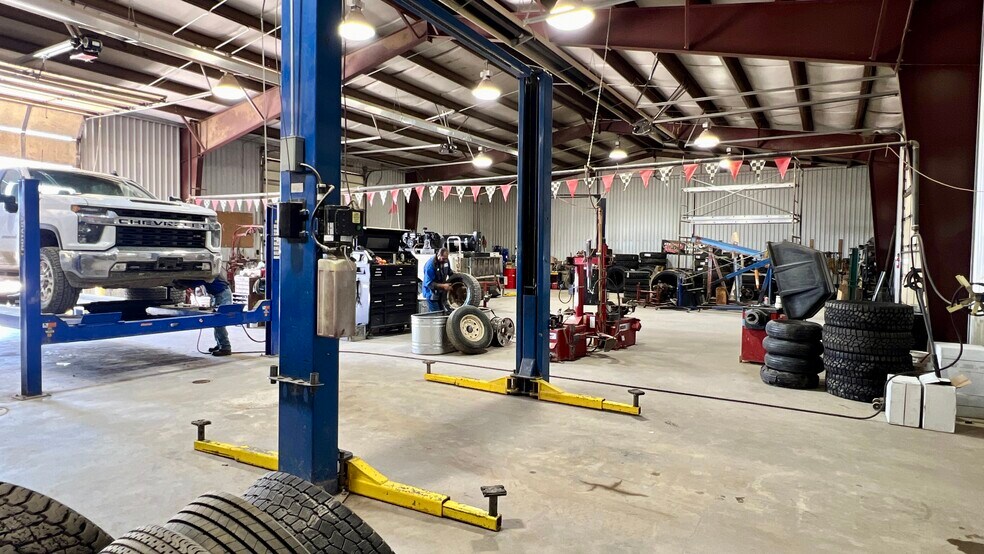 Primary Photo Of 1213 Elkhorn Dr, Wright Auto Repair For Sale