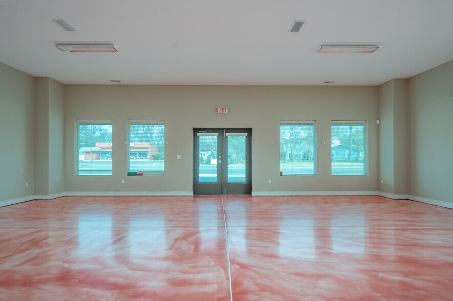 More Photos Of 5025 Dorr St, Toledo Showroom For Sale