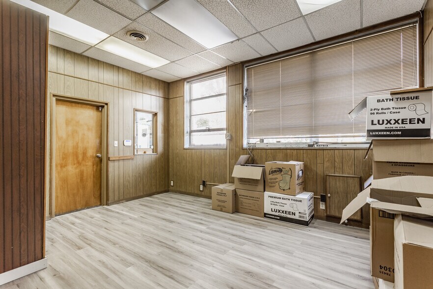 More Photos Of 1825 W 18th St, Anderson Warehouse For Sale