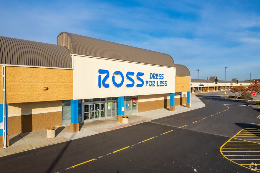 More Photos Of 6420-6560 W Fullerton Ave, Chicago Unknown For Lease