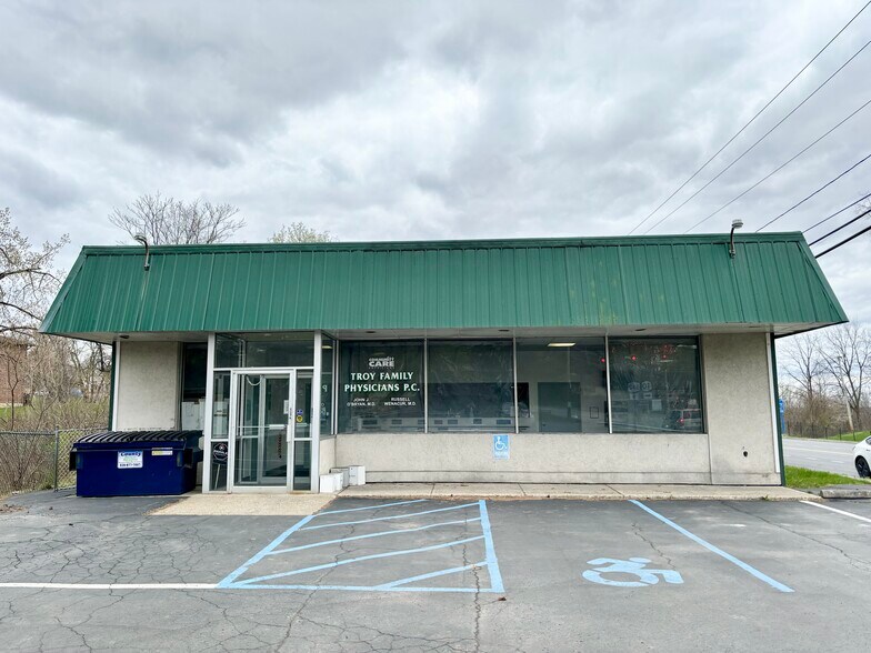 More Photos Of 200 Northern Dr, Troy Medical For Sale