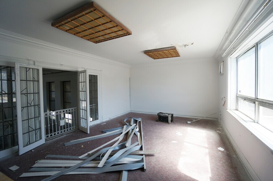 More Photos Of 242 State St, Hackensack Freestanding For Lease