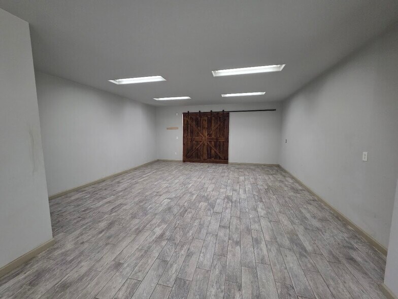 More Photos Of 500 Delano Dr, Oakdale Showroom For Lease