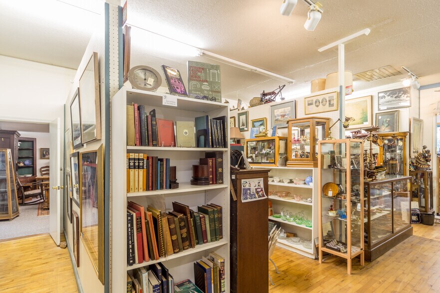More Photos Of 802 Washington St, Port Townsend General Retail For Sale