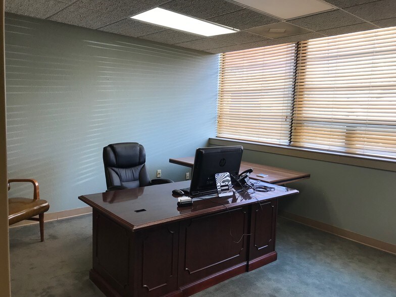 More Photos Of 800 Westport Rd, Kansas City Office Residential For Sale