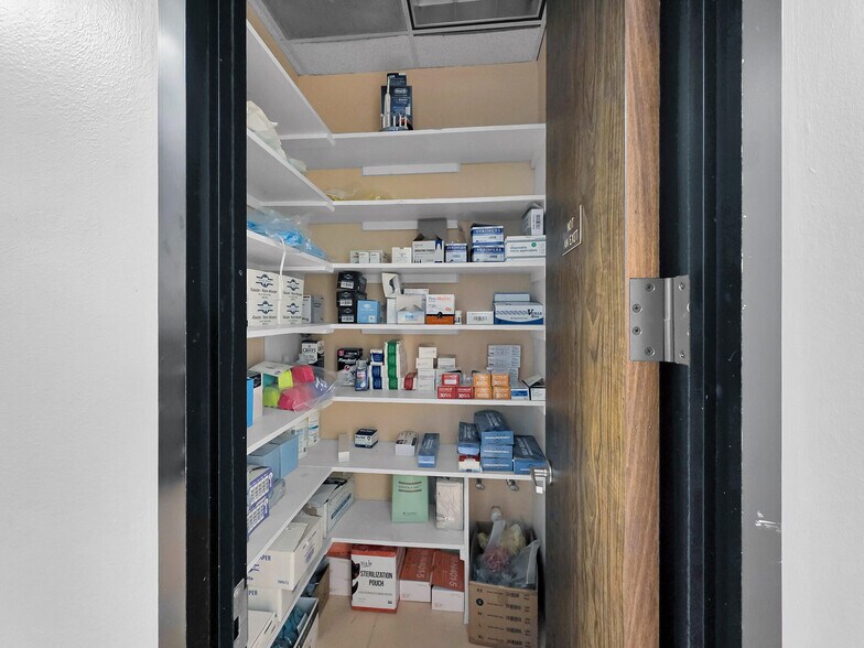 More Photos Of 6429 Fairmont Pky, Pasadena Office For Sale