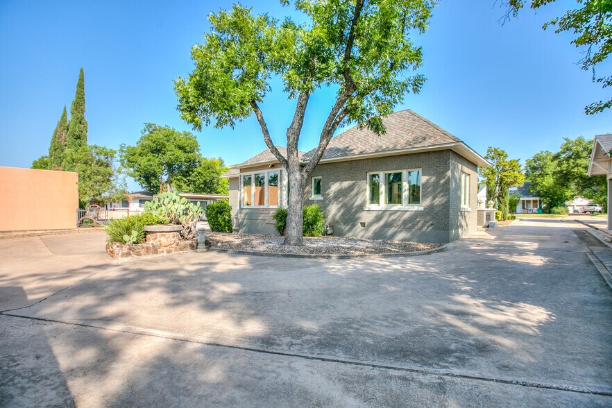 More Photos Of 421 W Concho Ave, San Angelo Office For Lease