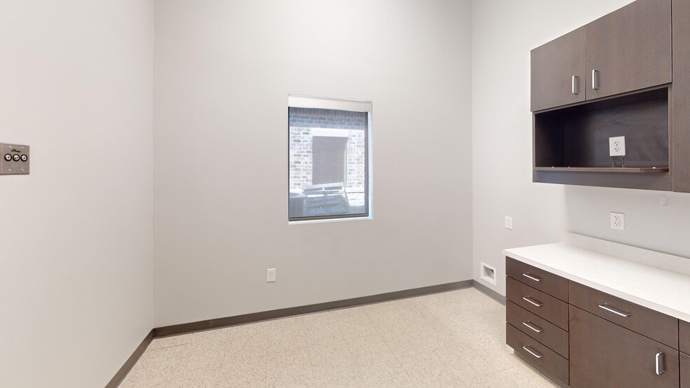 More Photos Of 5341 W University Dr, McKinney Medical For Lease