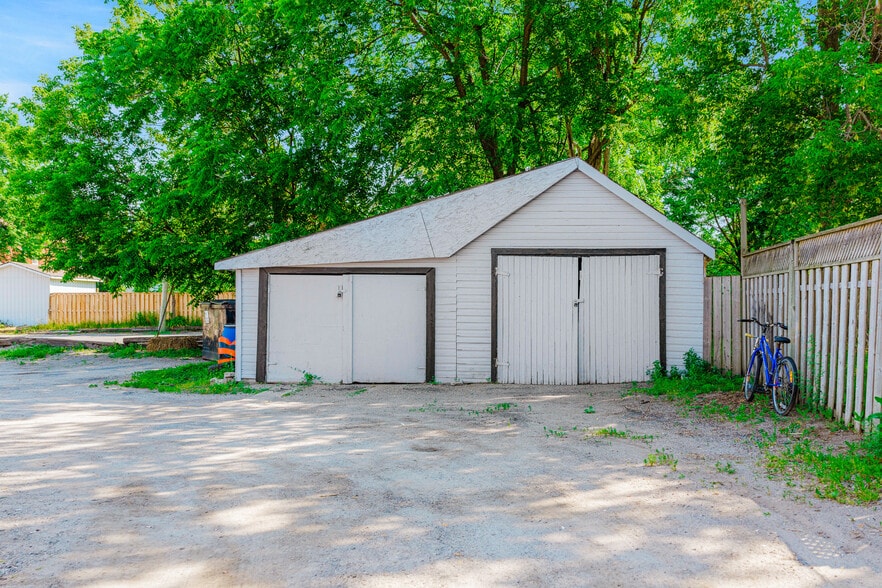 More Photos Of 7 Union St, Smiths Falls Restaurant For Sale