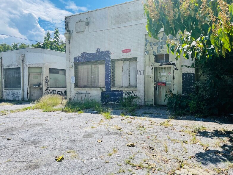 More Photos Of 1701 Jonesboro Rd, Atlanta General Retail For Lease