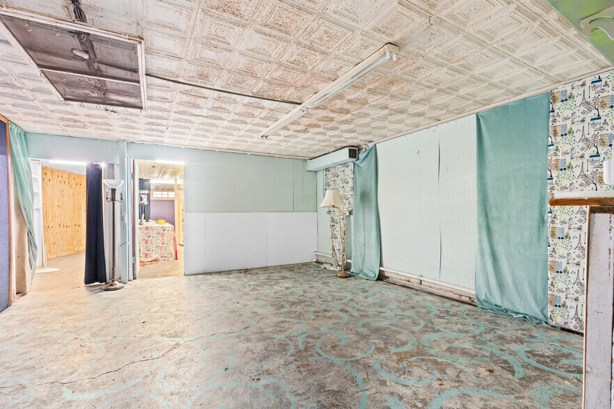 More Photos Of 207 E Elm St, Hillsboro Storefront Retail Residential For Sale