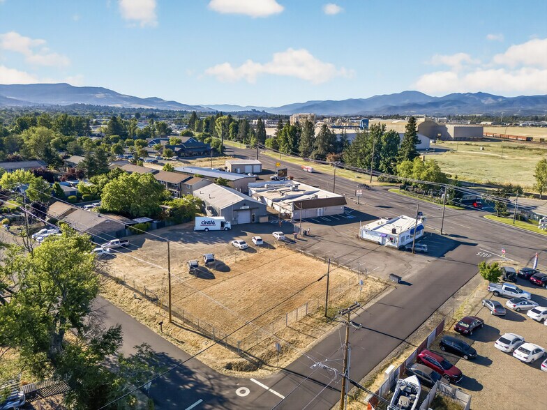 More Photos Of 2714 N Pacific Hwy, Medford Storefront Retail Office For Sale