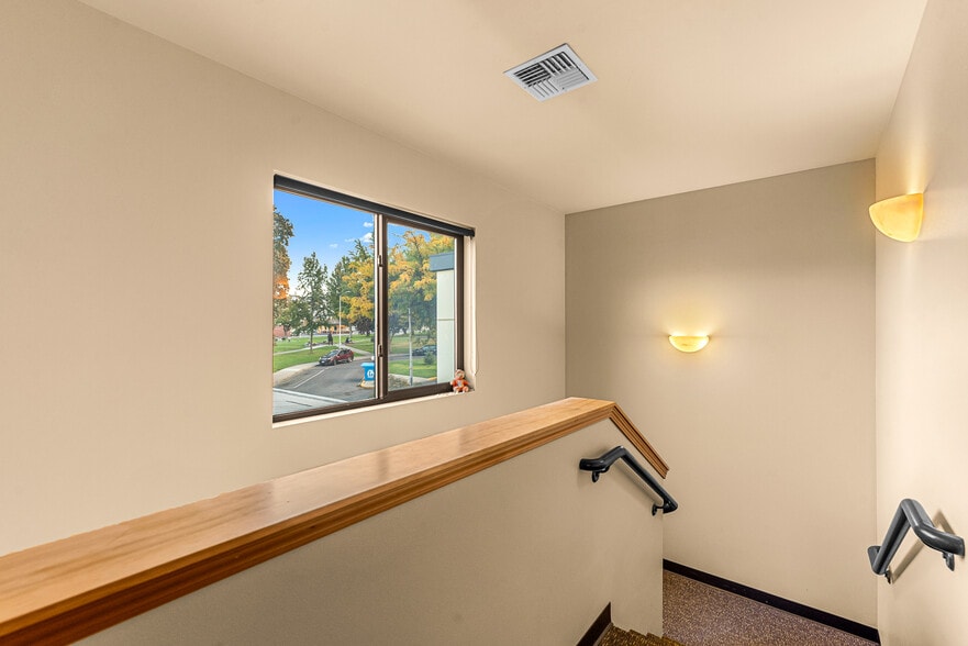 More Photos Of 10 N Chelan Ave, Wenatchee Veterinarian Kennel For Lease