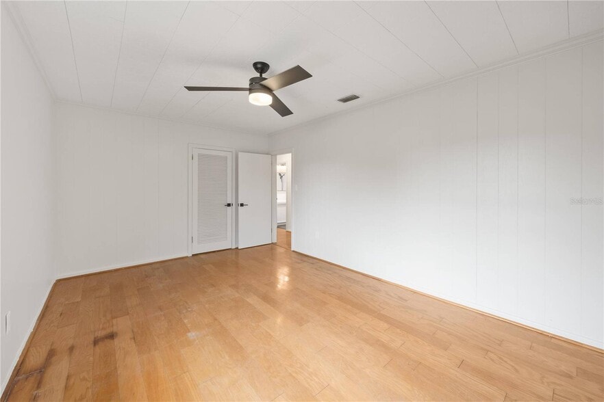More Photos Of 274 W Kings Hwy, Center Hill Flex For Sale