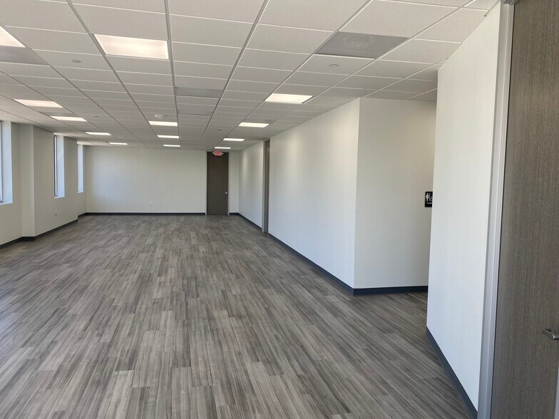 More Photos Of 10450 Greens Crossing Blvd, Houston Distribution For Sale