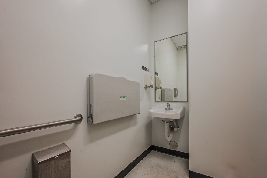 More Photos Of 112 Patriot Dr, Middletown Unknown For Lease