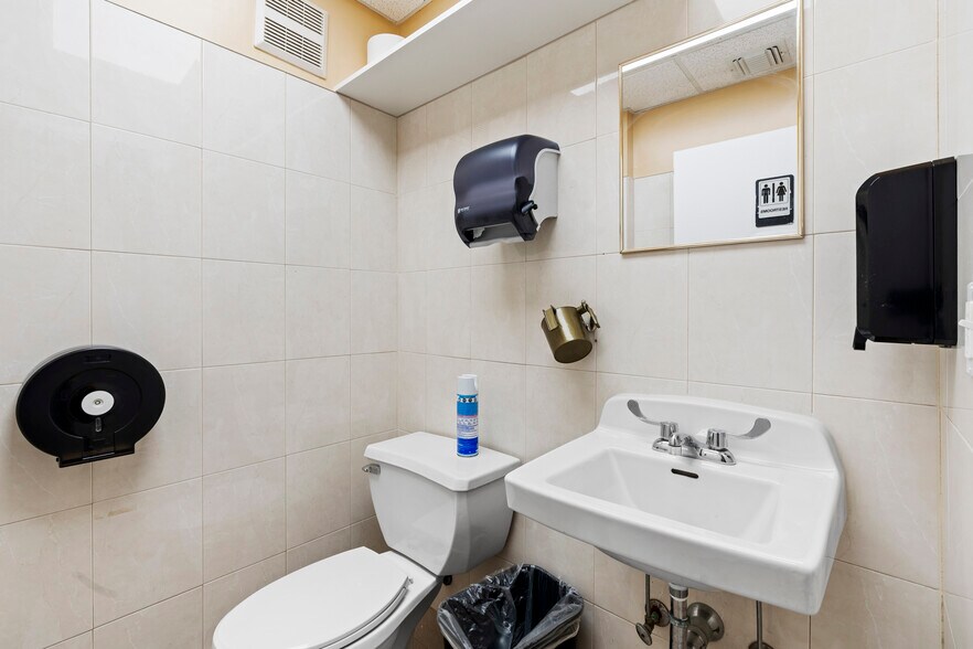 More Photos Of 2707 Hylan Blvd, Staten Island Office For Lease