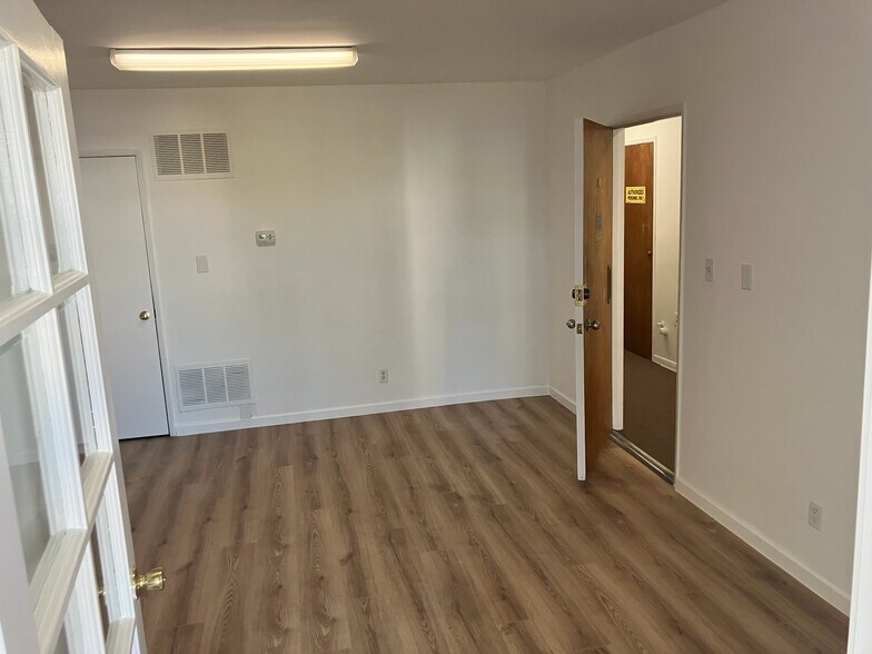 More Photos Of 22026-22030 Ventura Blvd, Woodland Hills Storefront Retail Office For Lease