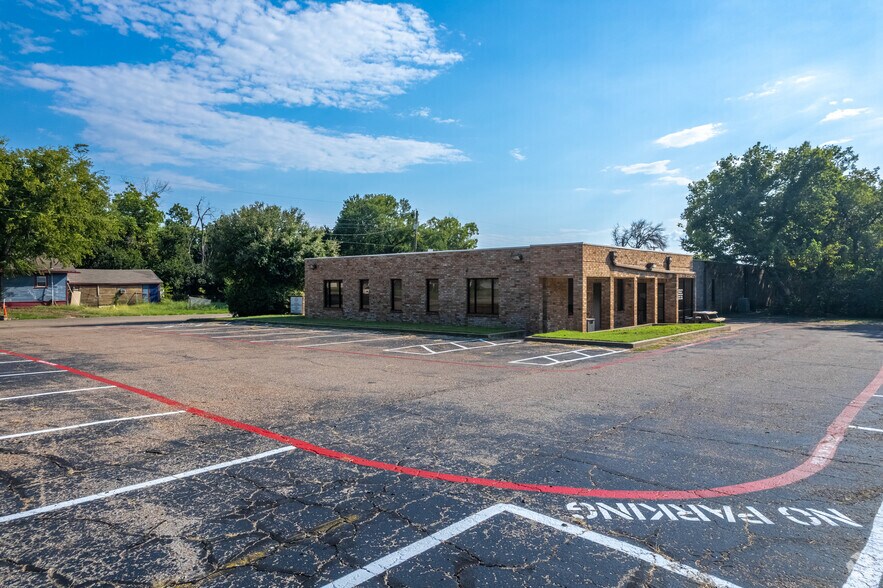 More Photos Of 1300 N Anglin, Cleburne Office For Lease