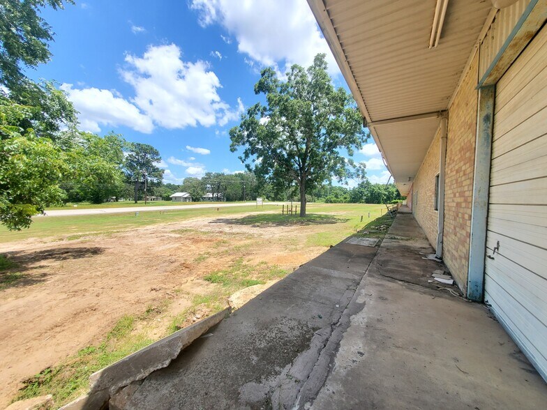 More Photos Of 14077 N Highway 75, Willis Warehouse For Sale