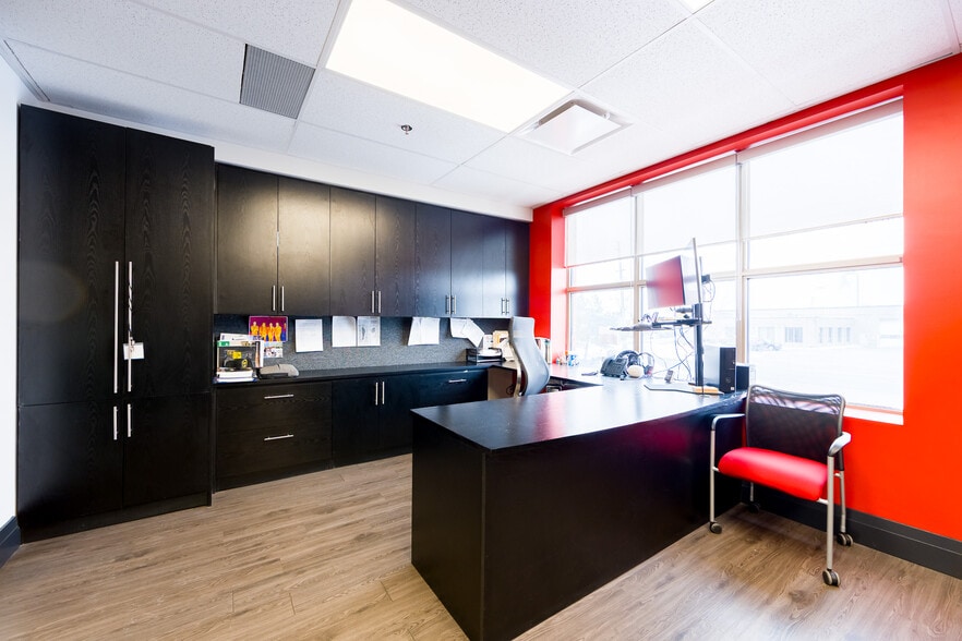 More Photos Of 7015 Tranmere Dr, Mississauga Warehouse For Sale