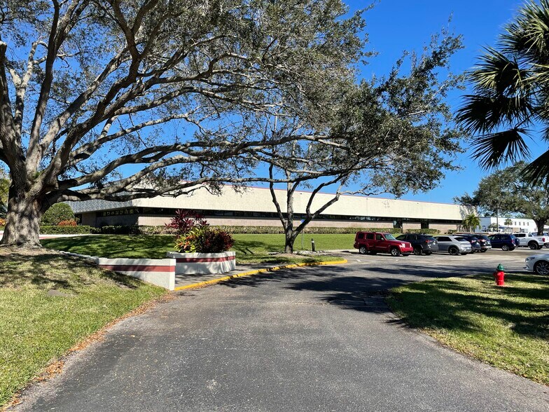 More Photos Of 505 N John Rodes Blvd, Melbourne Light Manufacturing For Lease