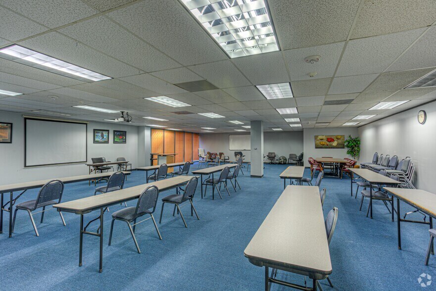 More Photos Of 8313 Southwest Fwy, Houston Unknown For Lease