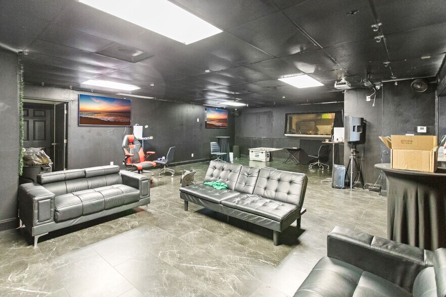 More Photos Of 2025 N Dixie Hwy, Pompano Beach Storefront Retail Office For Sale