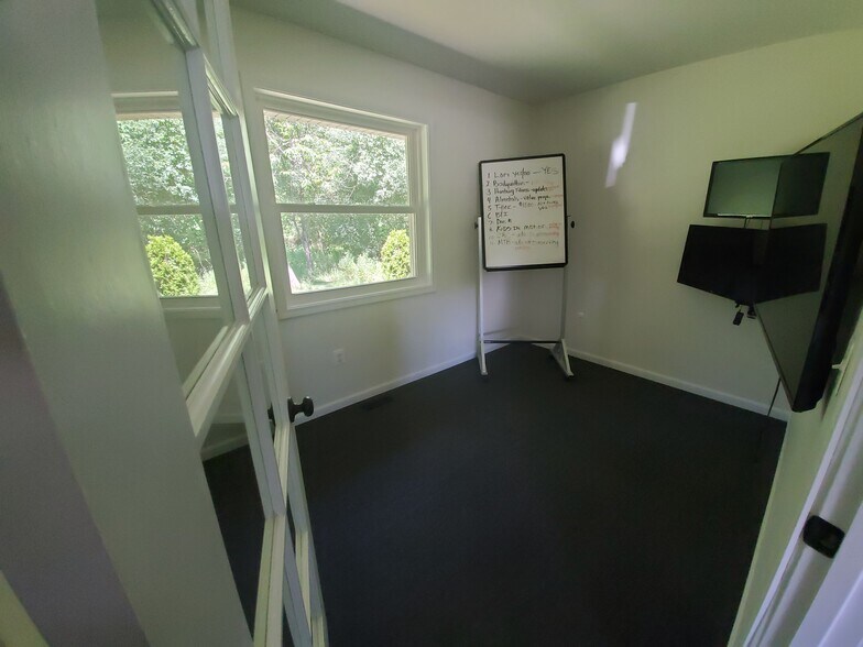 More Photos Of 8864 Whitmore Lake Rd, Brighton Office Residential For Lease