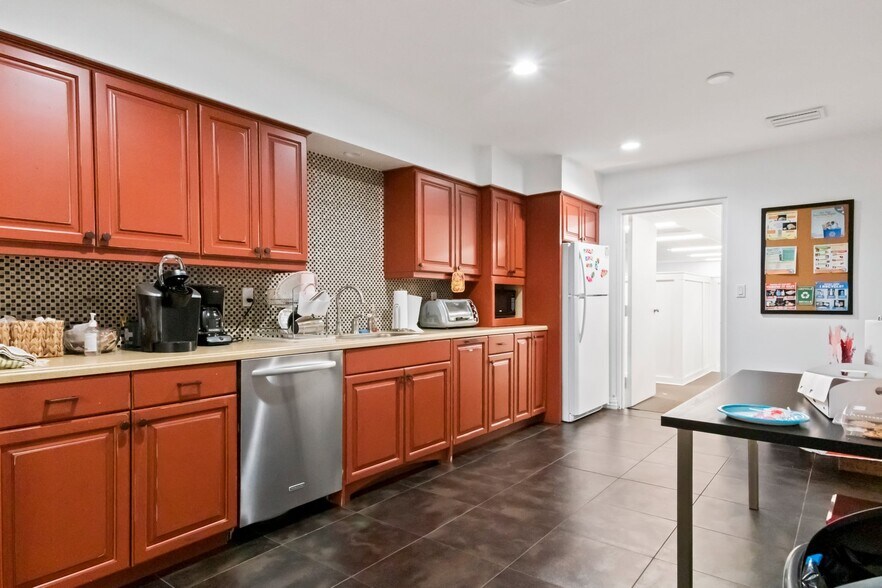 More Photos Of 2433 Gulf To Bay Blvd, Clearwater Storefront Retail Office For Lease