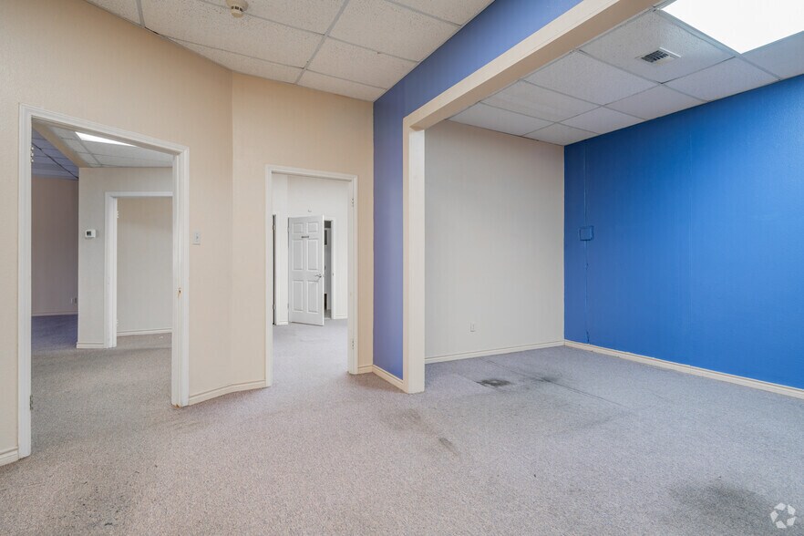 More Photos Of 1400-1460 Sidney Baker St, Kerrville Office For Lease