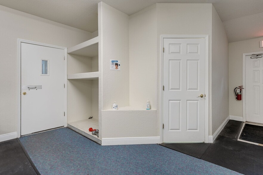 More Photos Of 1377 Deltona Blvd, Spring Hill Office For Lease