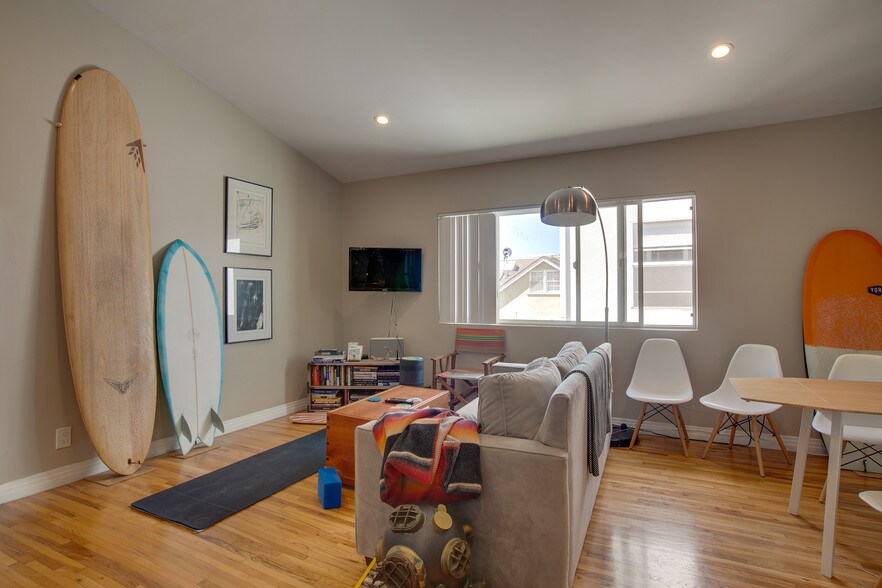 More Photos Of 565 Westminster Ave, Venice Apartments For Sale