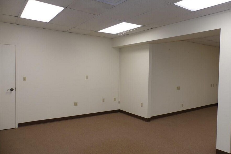 More Photos Of 36 Plains Rd, Essex Freestanding For Lease