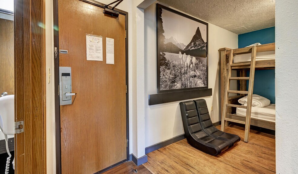 More Photos Of 702 Scott St, Gardiner Hotel For Sale