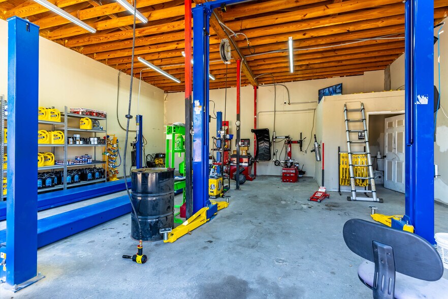 More Photos Of 3701 S Lancaster Rd, Dallas Light Distribution For Sale