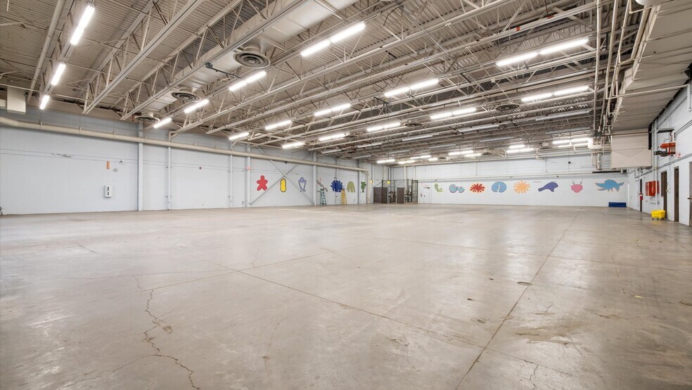 More Photos Of 22 N 1st St, Newark Light Distribution For Lease