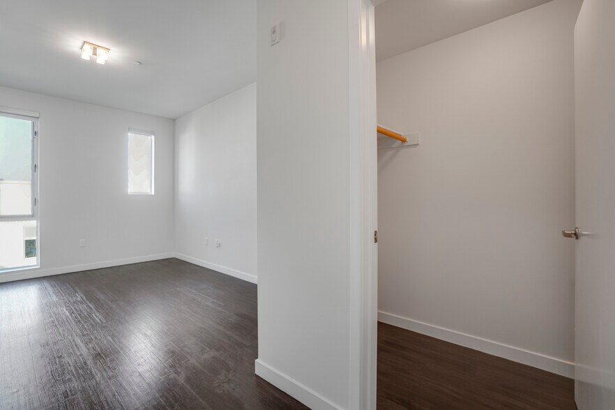 More Photos Of 525 Santa Monica Blvd, Santa Monica Apartments For Sale