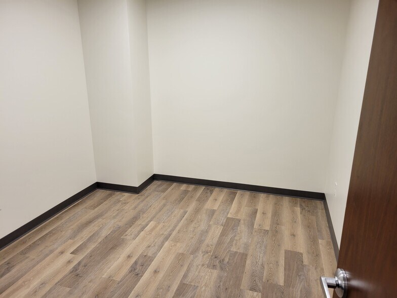 More Photos Of 2060 W Whispering Wind Dr, Phoenix Medical For Lease