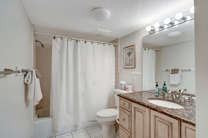 More Photos Of 23 Royal Palm Pointe, Vero Beach Restaurant For Sale