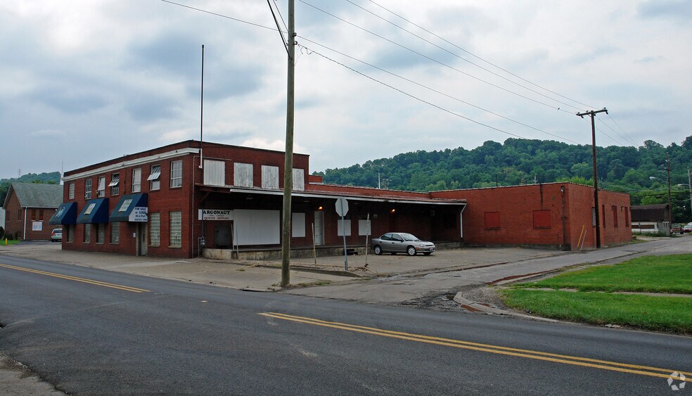 More Photos Of 519 Bridge St, Huntington Warehouse For Lease
