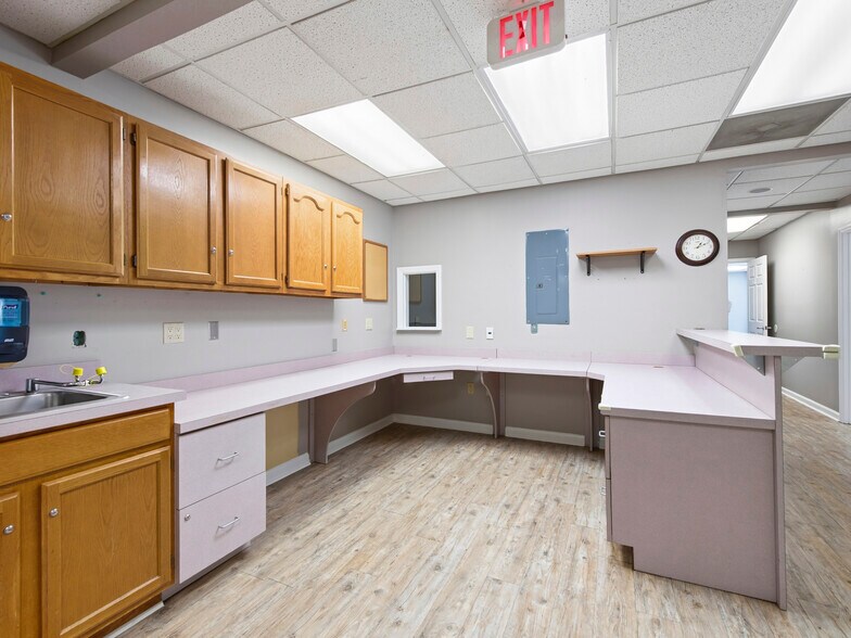 More Photos Of 1998 Hendersonville Rd, Asheville Medical For Sale