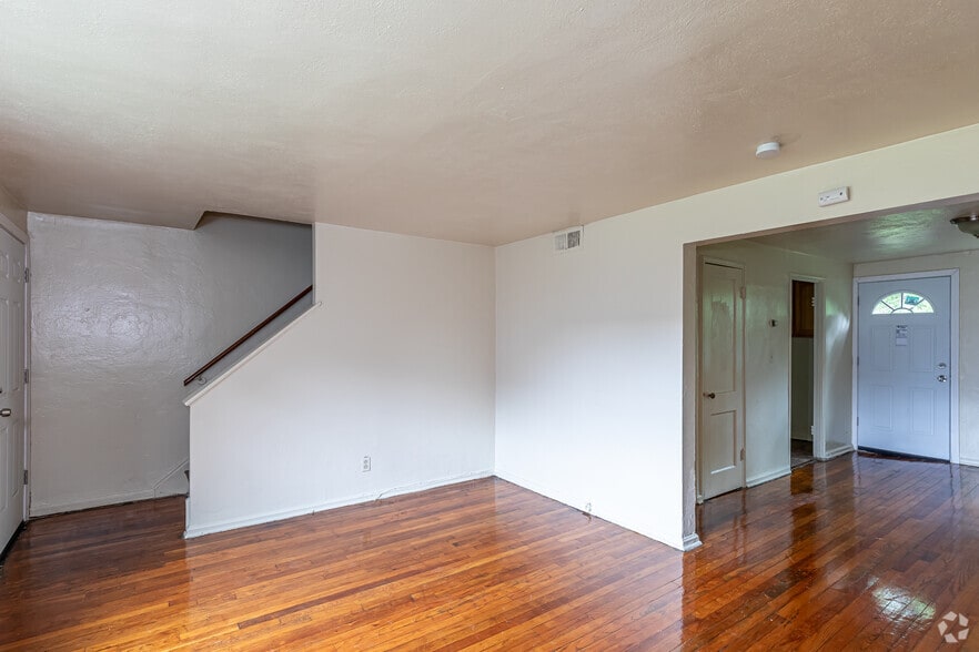 More Photos Of 35 Woodland Dr, Hartford Apartments For Sale