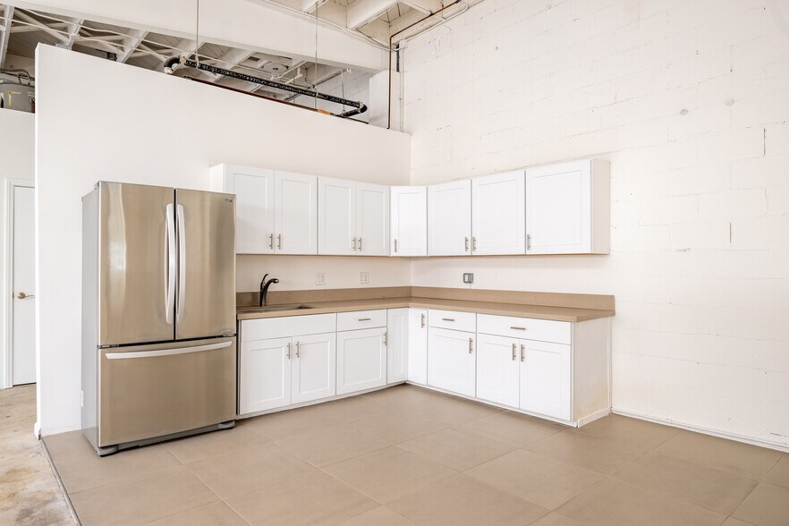 More Photos Of 2842-2912 Colorado Ave, Santa Monica Flex For Lease