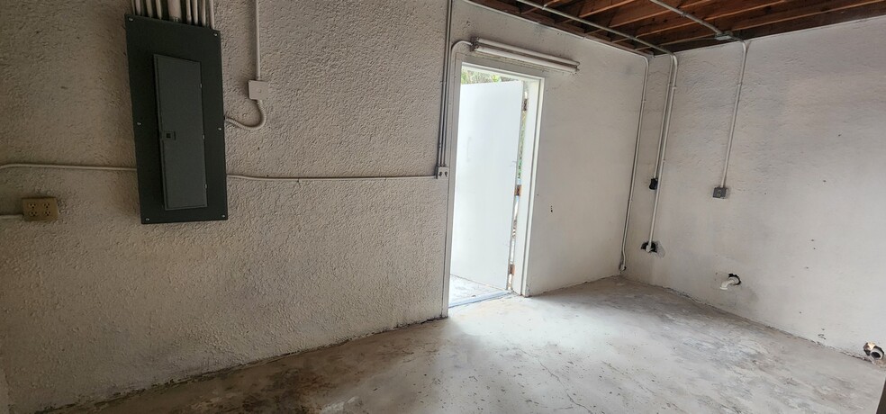 More Photos Of 284 S Center St, Pierson Auto Repair For Lease